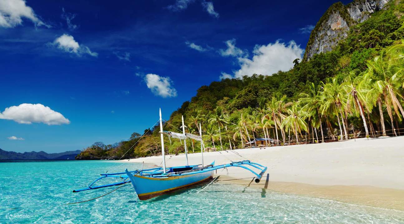 Paraw sailing in Boracay Island